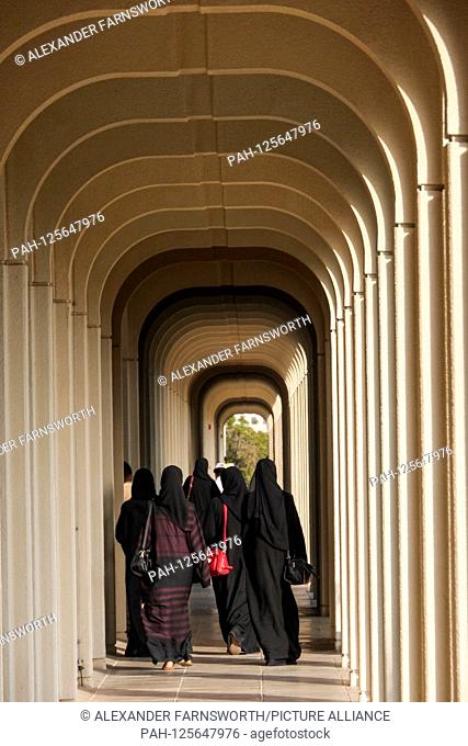 Muscat, Oman Women in the hallways of the Sultan Qaboos University grounds. | usage worldwide. - Muscat/Oman