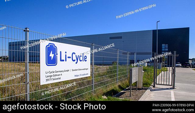 06 September 2023, Saxony-Anhalt, Sülzetal: ""Li-Cycle"" is written on a sign at the entrance to the company's factory premises