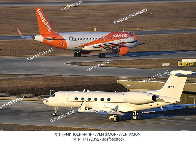 OE-ICR easyJet Europe Airbus A320-214 (WL) rolls to the runway. Front: 10076 USAF United States Air Force Gulfstream Aerospace C-37A (GV Gulfstream V)