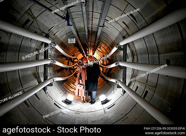 06 diciembre 2023, Berlín: el rey Felipe de Bélgica y la reina Mathilde de Bélgica se encuentran en una sección del túnel de Berlín del cable diagonal en el...