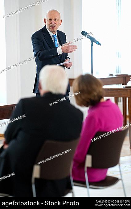 07 May 2021, Berlin: Rafael Seligmann from Berlin thanks the Federal President on behalf of the laureates for the award of the Order of Merit of the Federal...