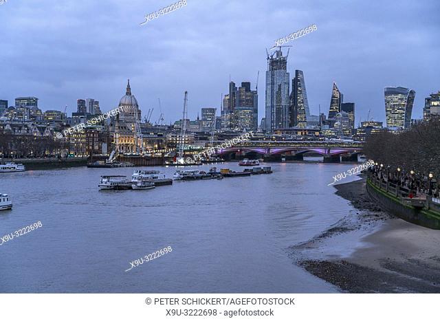 London Skyline und die Themse in der Abenddämmerung, Vereinigtes Königreich Großbritannien, Europa | Skyline with Thames at dusk, London, Great Britain