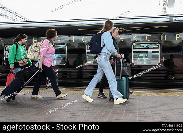RUSSIA, MOSCOW - JULIO 24, 2023: La gente pasa por el tren Night Express que corre entre San Petersburgo y Moscú, en la estación ferroviaria de Leningradsky