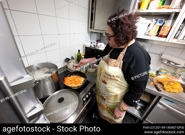 24 November 2023, Hesse, Hanau: A woman prepares the Shabbat meal in the synagogue kitchen. Since a wave of anti-Semitic incidents in Germany