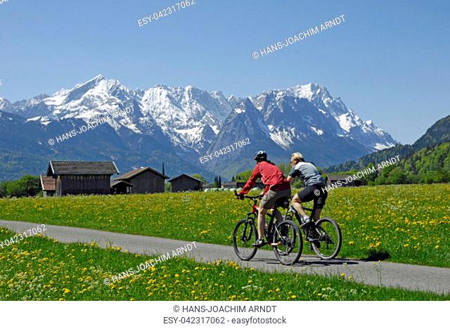 cyclists in front of wetterstein mountains