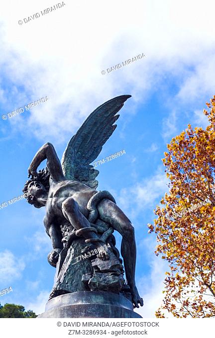 Estatua del Ã. ngel Caído en el Parque de El Retiro. Madrid. España