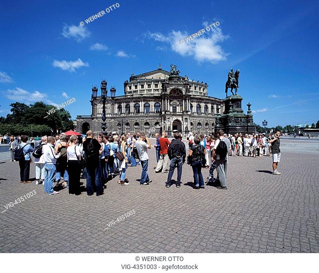 Touristengruppen auf dem Theaterplatz in Dresden vor der Semperoper und dem Reiterdenkmal von Koenig Johann, D-Dresden, Elbe, Sachsen