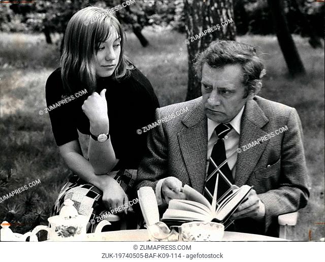 May 05, 1974 - Soviet author Maxinow in Berlin: As a guest Wladimir Maximow (our picture shows him with his wife) spent some days in Berlin