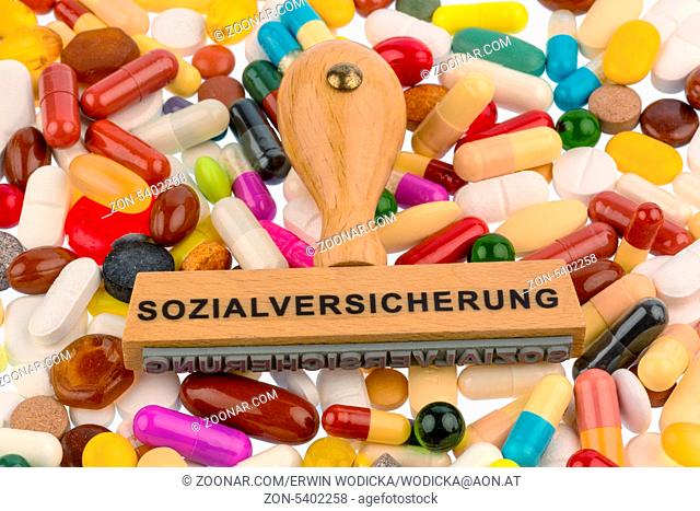 Stempel auf bunten Tabletten, Symbolfot für Sozialversicherung, Medikamente und Kostenerstattung