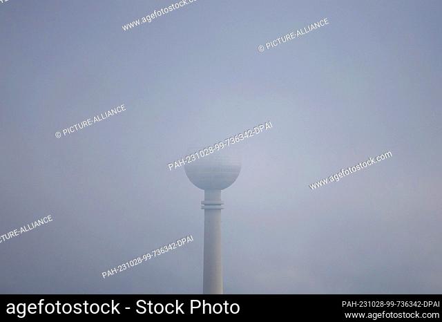 28 October 2023, Berlin: The Berlin TV tower disappears in low-hanging clouds. Photo: Christoph Soeder/dpa. - Berlin/Berlin/Germany