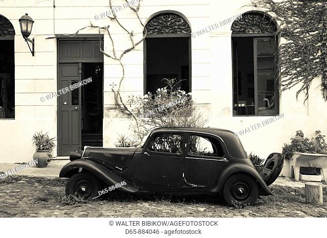Old car on Calle Portugal, Colonia del Sacramento, Uruguay