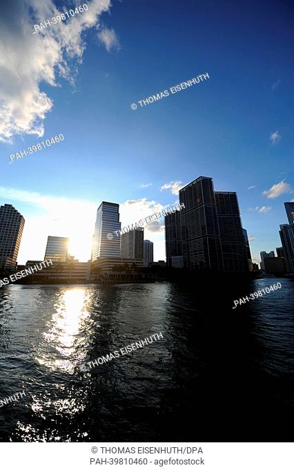 Die Skyline von Downtown Miami kurz vor dem Sonnenuntergang, aufgenommen am 25.05.2013 in Miami, in Florida, USA. Foto: Thomas Eisenhuth/dpa | usage worldwide