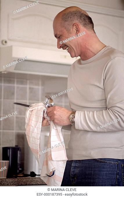 Mann bei der Hausarbeit