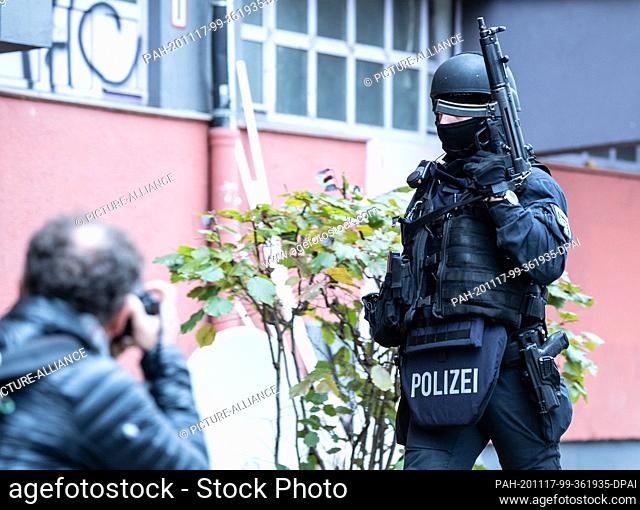 17 November 2020, Berlin: An armed police officer goes to an apartment building on Gitschiner Straße. Almost a year after the art theft in Dresden's Green Vault