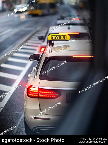 21 November 2023, Saxony, Dresden: A cab stands on a road in traffic. Photo: Robert Michael/dpa. - Dresden/Saxony/Germany