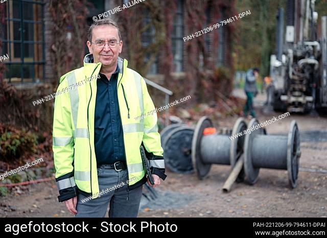 01 December 2022, North Rhine-Westphalia, Solingen: Geologist Bernd Bremerich-Ranft, consultant for geothermal energy, stands on a construction site