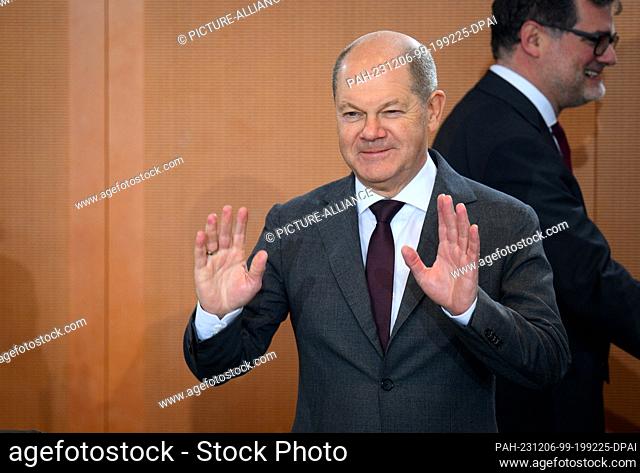 06 December 2023, Berlin: Federal Chancellor Olaf Scholz (SPD) stands at the beginning of the cabinet meeting of the Federal Government in the Federal...