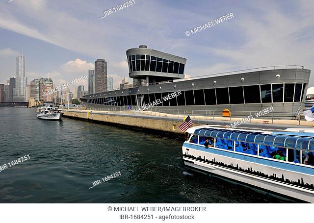 Excursion boats in front of Chicago Harbour Lock between Lake Michigan and the Chicago River, Chicago, Illinois, United States of America, USA