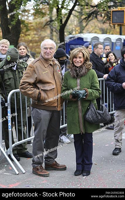 Central Park West, New York, USA, November 25, 2021 - NYPD Commissioner William Bratton and Wife Along With Thousands of People participates in the 95th Macys...