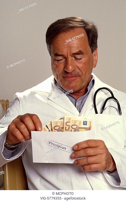 Ein Arzt hat einen Umschlag mit einer Provision in der Hand, 2004 - Germany, 08/06/2004