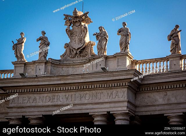 Tor Säulen Skulpturen Rom Italien Piazza San PietroPont Alexander