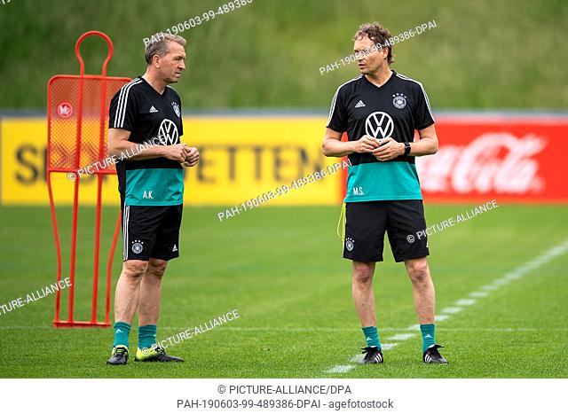 03 June 2019, Netherlands, Venlo: Goalkeeper coach Andreas Köpke (l) and co-trainer Marcus Sorg talk during the training of the national team in the De Koel...