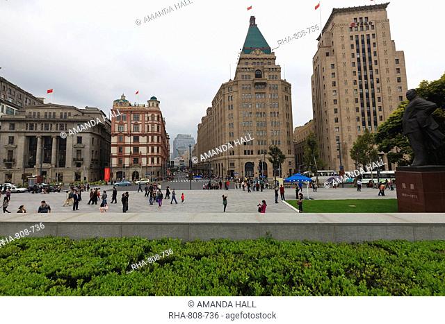 Twentieth century European architecture on the Bund, the Peace Hotel and Old Bank of China buildings on the right, Shanghai, China, Asia