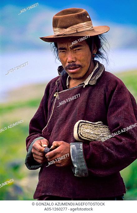 Man portrait  Lhasa-Gyantse road. Tibet. China