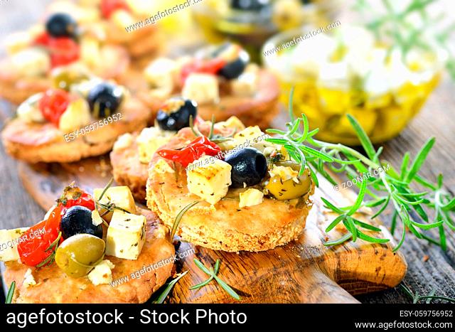 Warme griechische Vorspeise: Überbackene Pita-Brötchen mit Feta, Oliven, Minipaprika und Olivenöl - Warm Greek appetizers: Baked pita bread with feta cheese