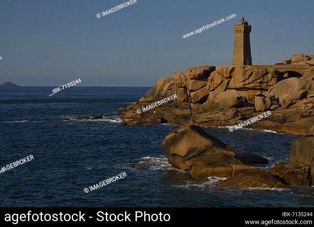 Phare de Ploumanac'h Lighthouse, Granite Rock, Ploumanac'h, Côte de Granit Rose, Côtes-d'Armor, Brittany, France, Europe