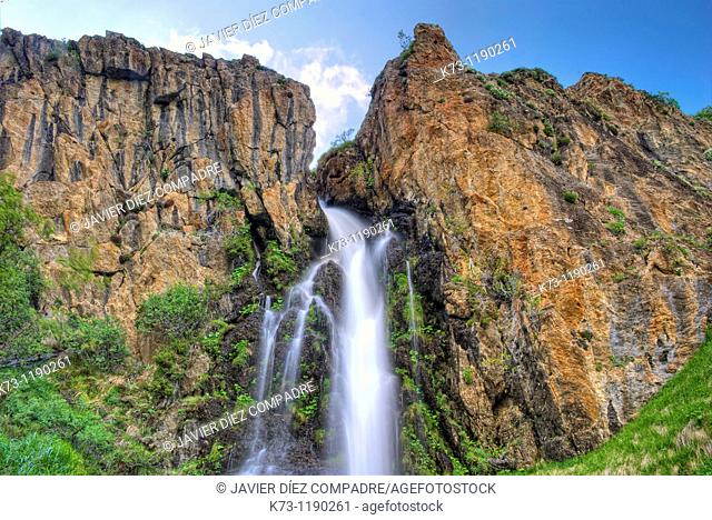 Waterfall. Mazobre Valley. Fuentes Carrionas y Fuente-Cobre Montaña Palentina Natural Park. Palencia province. Castilla y Leon. Spain