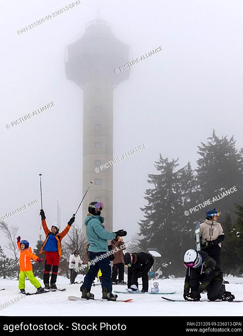 09 December 2023, Hesse, Willingen: Skiers and snowboarders get ready for the descent after arriving at the Ettelsberg cable car mountain station at an altitude...