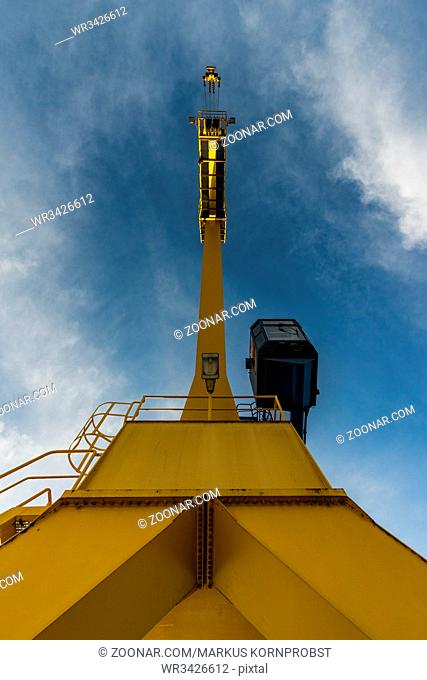 Ausschnitt eines gelben Krans im Nürnberger Hafen