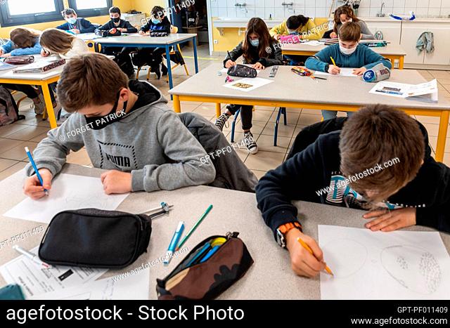 ART CLASS, GROUP WORK ON THE FRAGILE EARTH PROJECT TO SAVE THE PLANET, 6TH GRADE PUPILS AT THE ELEMENTARY SCHOOL, CHARENTE-MARITIME, FRANCE