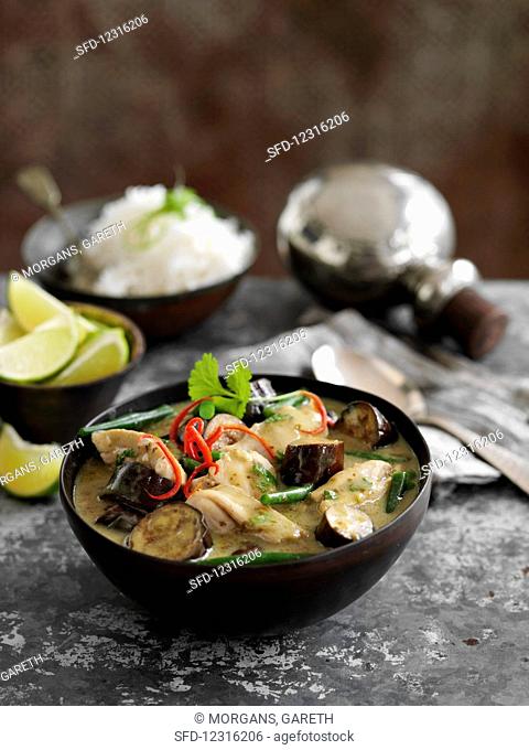 Green chicken curry with aubergines and beans (Thailand)