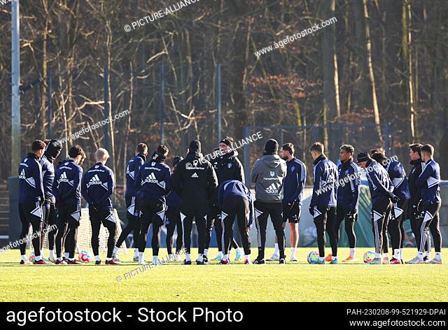 08 February 2023, Hamburg: Soccer: 2nd Bundesliga, Hamburger SV training. Coach Tim Walter stands in the players' circle before training and speaks to the team