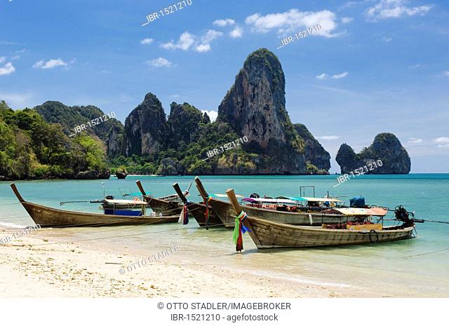 Long-tail boats on the beach, limestone cliffs, Ton Sai Beach, Krabi, Thailand, Southeast Asia, Asia