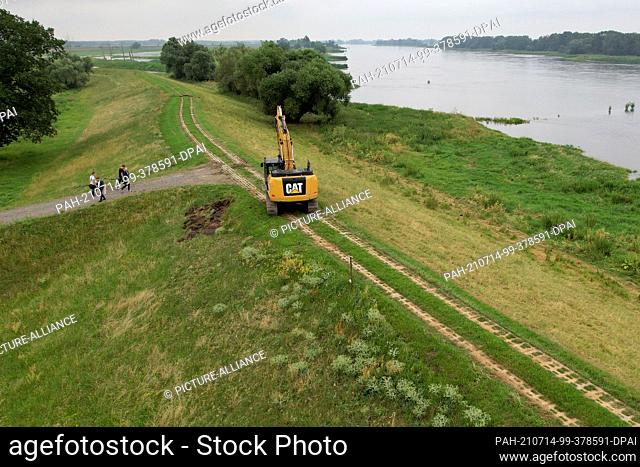 FILED - 14 July 2021, Saxony-Anhalt, Sandau: View of the old dike Sandau-Süd on the Elbe (aerial view with a drone). This is where the groundbreaking ceremony...