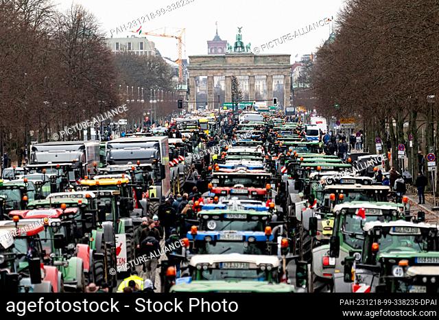 18 December 2023, Berlín: German farmers protest with their tractors in front of the Brandenburg Gate in Berlin. Photo: Fabian Sommer/dpa