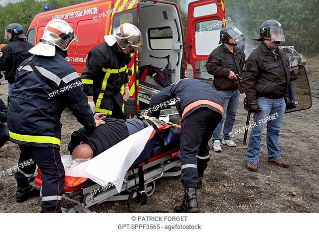 FIREFIGHTERS TAKING CARE OF VICTIMS UNDER THE PROTECTION OF THE POLICE, TRAINING IN URBAN VIOLENCE AT THE OISSEL POLICE ACADEMY, SEINE-MARITIME 76, FRANCE