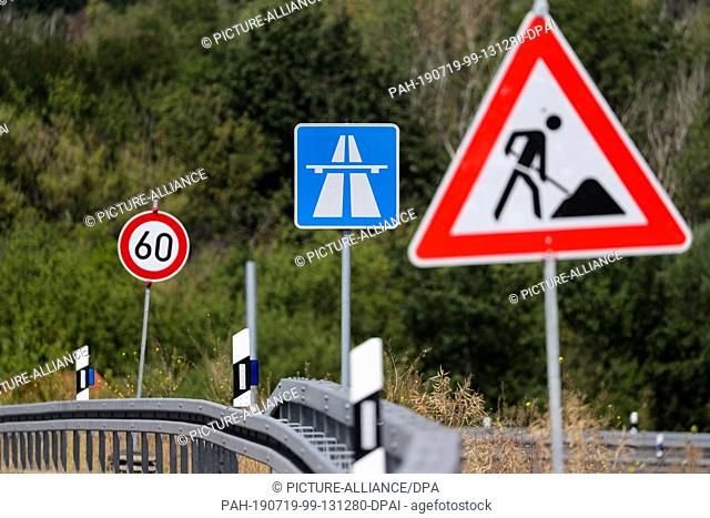 18 July 2019, Saxony, Borna: A sign points to the construction site on the A72. Construction work on the Autobahn 72 from Chemnitz to Leipzig is making progress