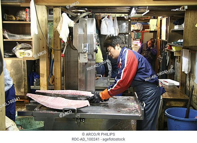 Man parting Tuna fish market Tokyo Japan Mann zerteilt Thunfisch Fischmarkt Tokio Japan Tsukiji