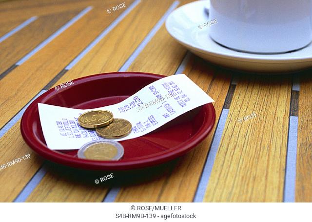 Rechnung auf rotem Unterteller - Heissgetraenk - Café , Bill on a red Saucer - Hot Beverage - Cafe ,  fully-released