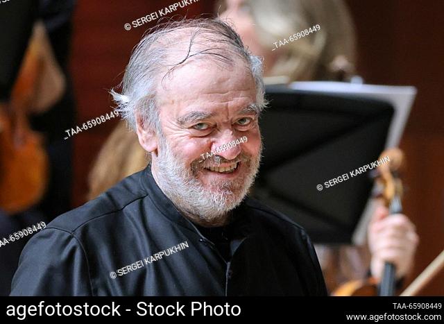 RUSSIA, MOSCOW - 19 de diciembre de 2023: Bolshoi Director general del Teatro Mariinsky y director artístico, el director Valery Gergiev realiza durante un...