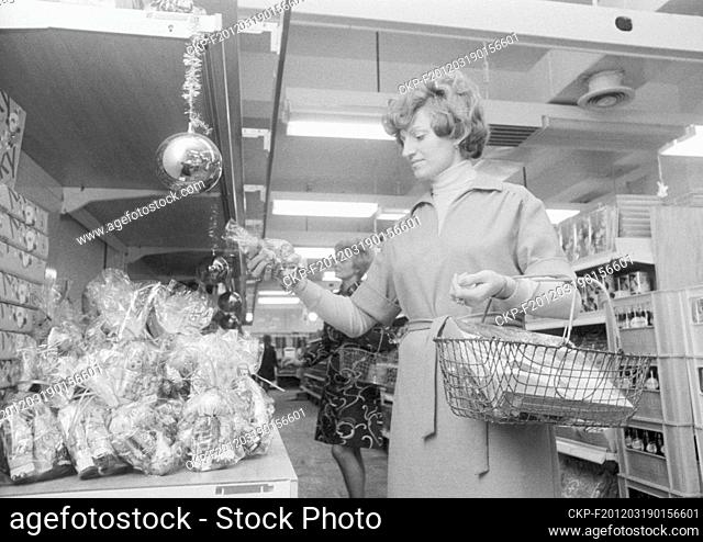 ***DECEMBER 3, 1976 FILE PHOTO***Newly-opened department store Prior in Olomouc, Czechoslovakia, December 3, 1976. (CTK Photo/Vladislav Galgonek)