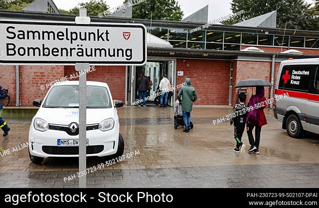 23 July 2023, Schleswig-Holstein, Kiel: A sign with the inscription ""Sammelpunkt Bombenräumung"" stands in front of the collective accommodation in the...