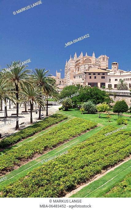Cathedral La Seu at sea park Parc de la Mar, Palma de Majorca, Majorca, the Balearic Islands, Spain