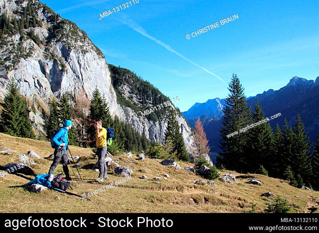 Hike to the Gehrenspitze (2367m) in the Wetterstein Mountains, 2 young men, Leutasch, Leutasch Valley, Puittal, late autumn