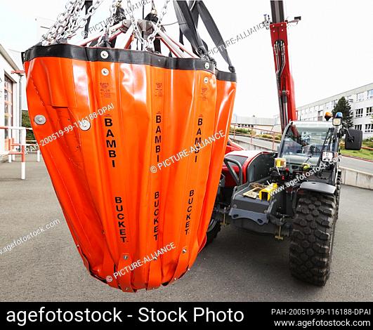19 May 2020, Thuringia, Bad Köstritz: A fire water bag of the type BAMBI Bucket, which has a capacity of 1000 litres and is intended for use on a helicopter