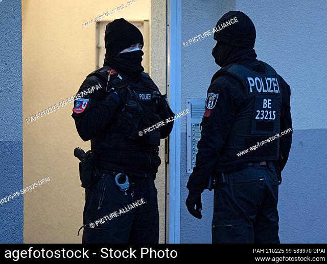 25 February 2021, Ber, Berlin: Police officers carry out a raid in Moabit. The action was related to the banning of the Jihad-Slafist association Jama'atu